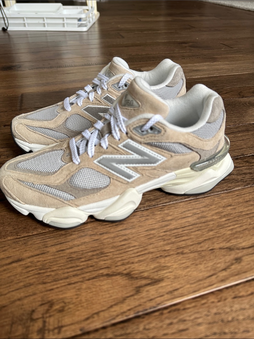 New Balance 9060 sneakers sz 7 women’s EUC light tan, cream, white & gray color